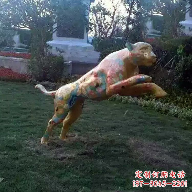成都彩绘豹子玻璃钢雕塑-草坪绿地动物摆件