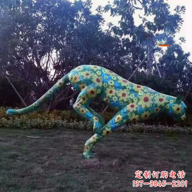 成都彩绘豹子雕塑-玻璃钢彩绘草坪动物摆件