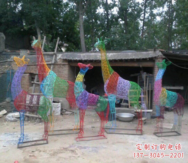 成都彩色不锈钢镂空长颈鹿雕塑它的美丽