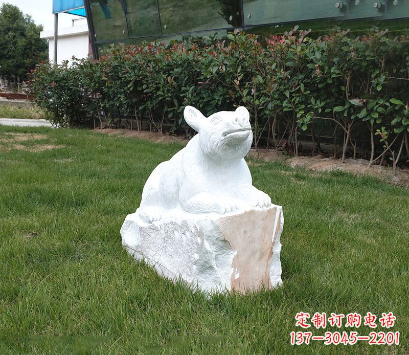成都草丛狗熊石雕