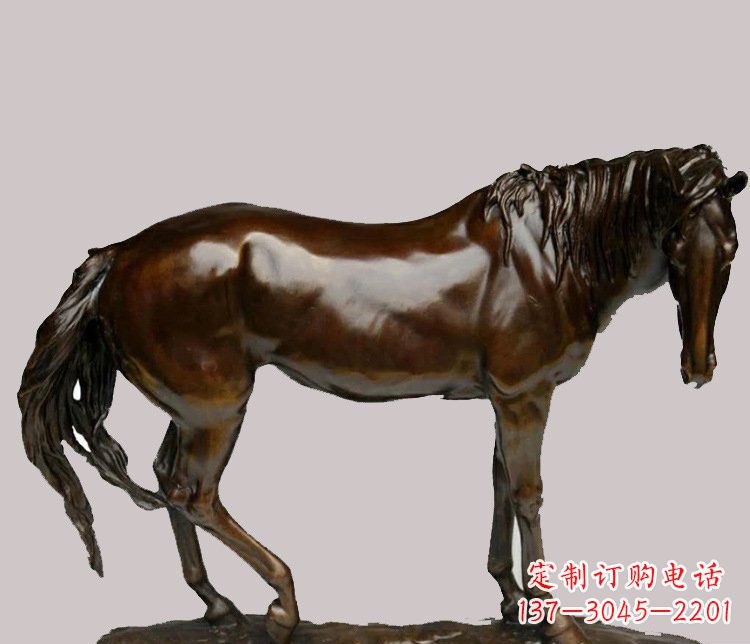 成都草原上的动物雕塑
