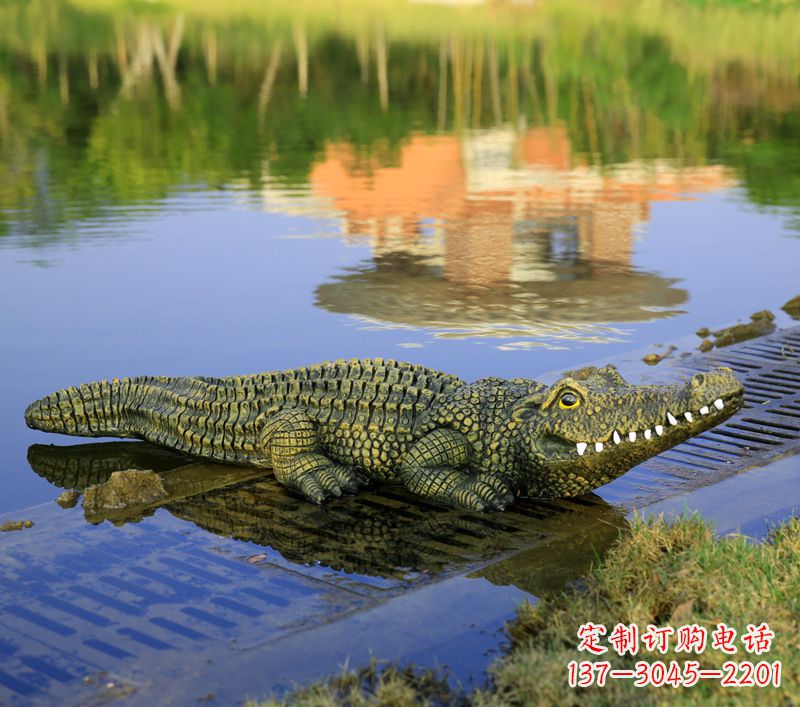 成都池塘水池仿真大鳄鱼雕塑玻璃钢园林水景草丛动物摆件