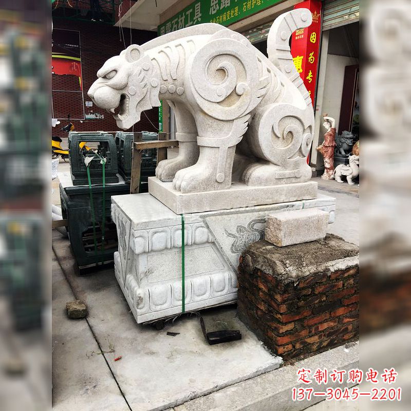 成都大理石广场大门上的精美豹子雕塑