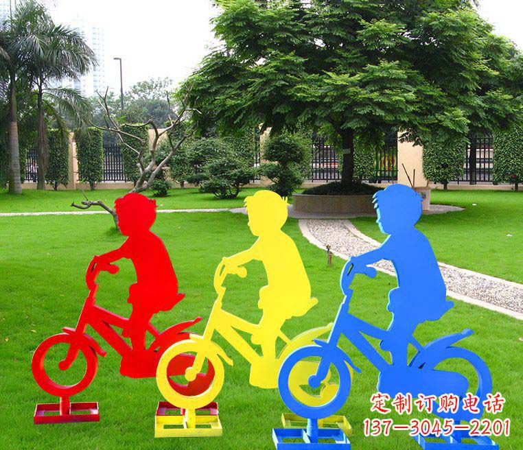 成都抽象男孩骑单车雕塑