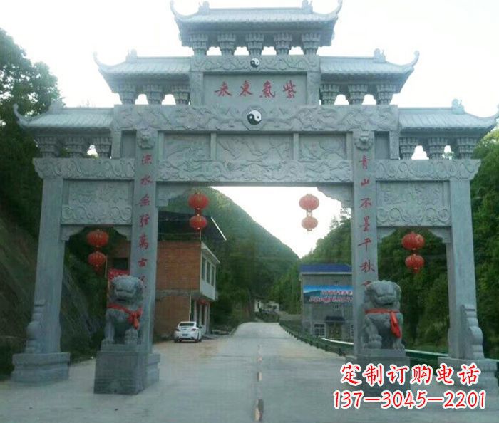 成都“村口三门石雕牌楼——传承文化的艺术”