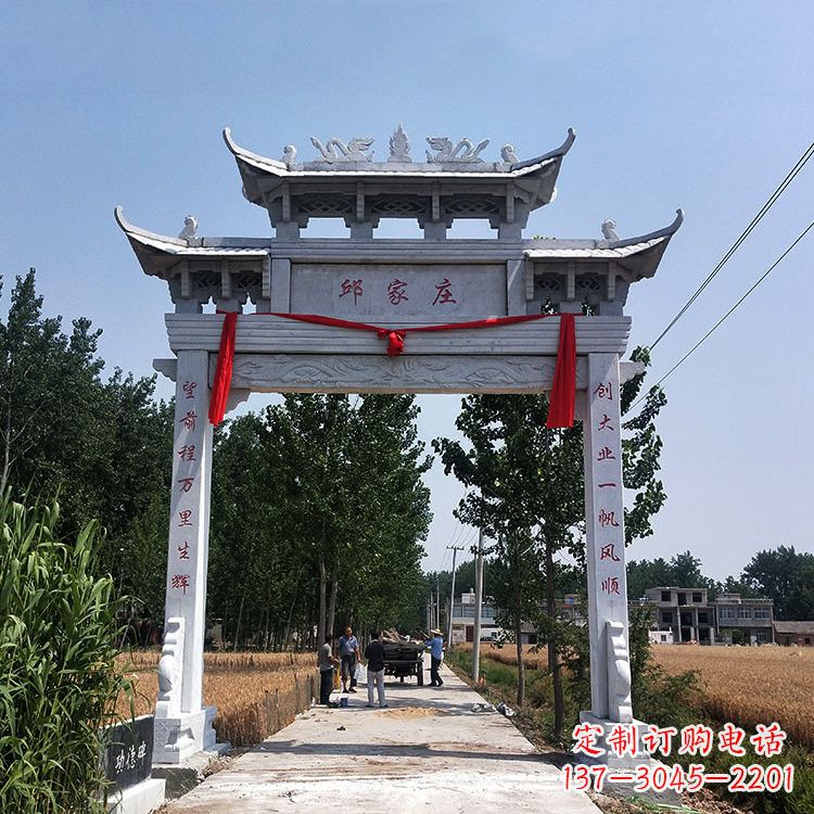 成都古村落中的石牌坊雕塑