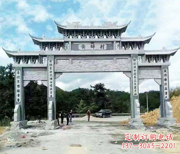 成都村庄三门石牌坊石雕的内容。