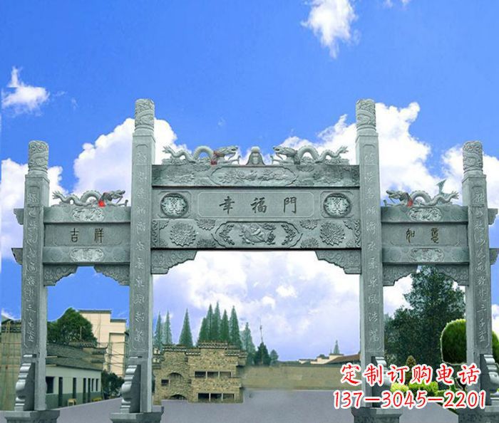 成都村庄三门牌坊的雕塑之美