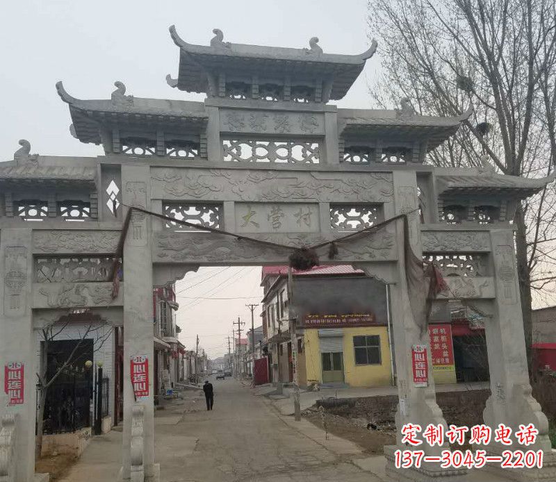 成都村庄三门石牌坊石雕传承古老文化