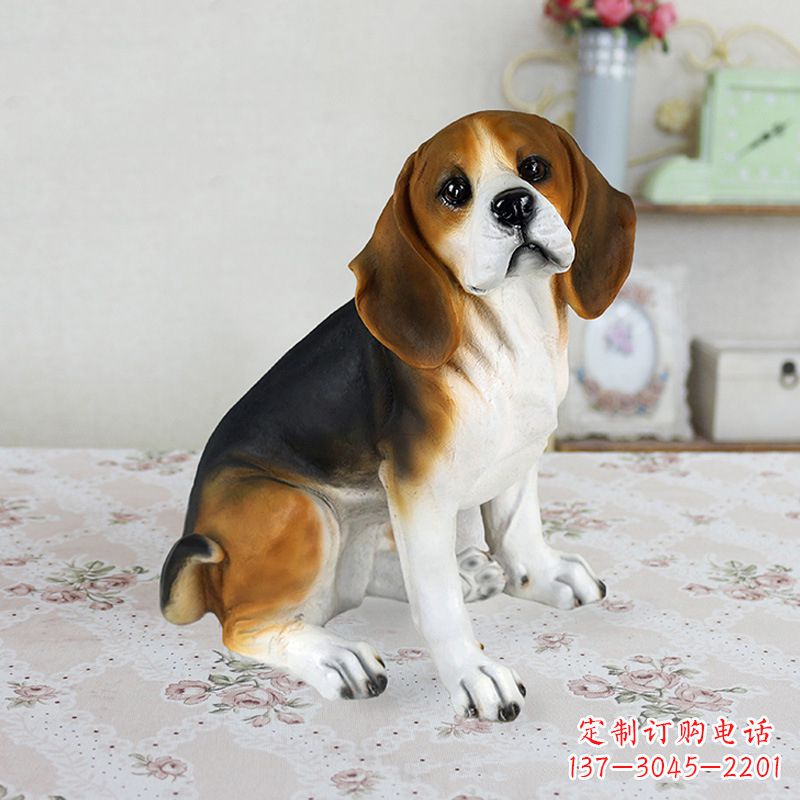 成都玻璃钢蹲姿仿真比格犬雕塑