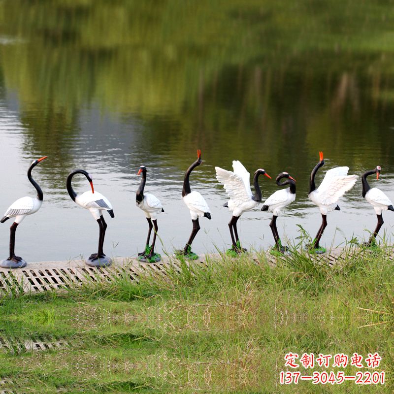 成都仿真仙鹤玻璃钢水景雕塑摆件-公园水池水塘琥珀动物雕塑