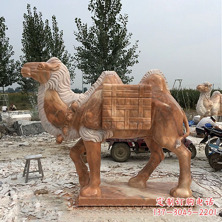 成都负重骆驼石雕晚霞红