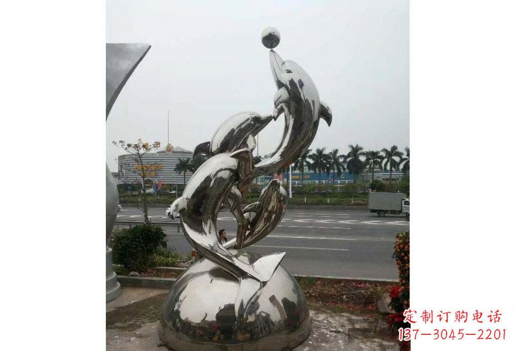 成都公园不锈钢顶球的海豚雕塑