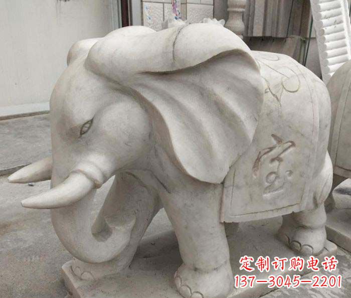 成都中领雕塑象征招财的精致大象石雕