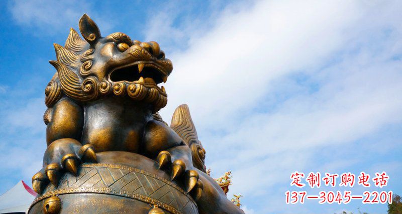 成都公园趴在球上的狮子景观铜雕