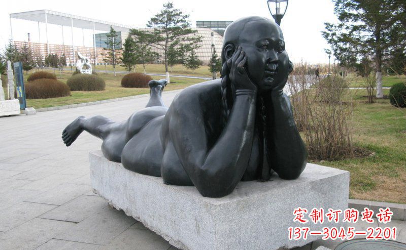 成都趴着的胖女孩铜雕塑