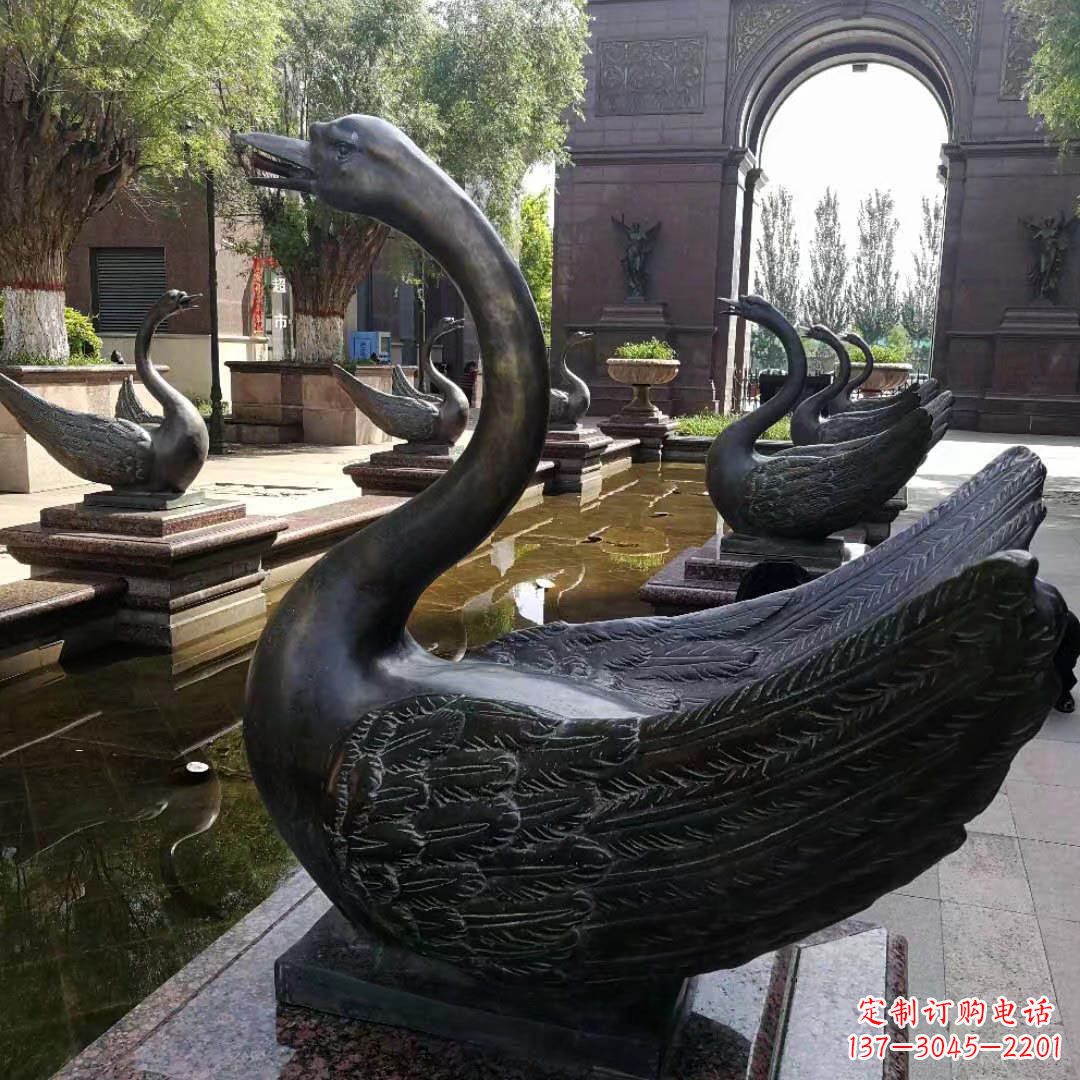 成都公园喷水天鹅铜雕