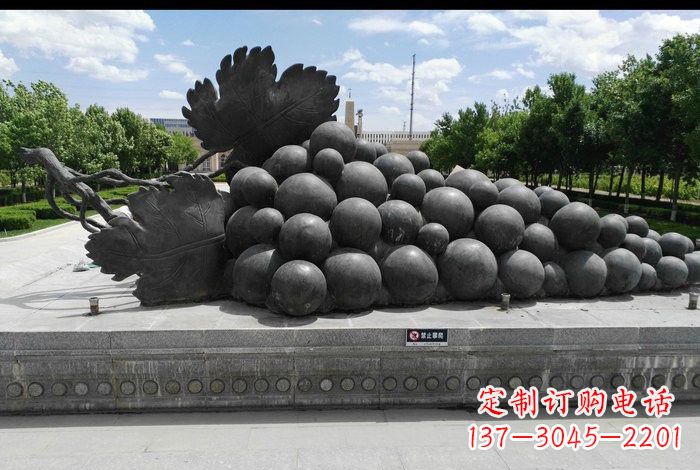 成都美轮美奂的葡萄铜雕塑