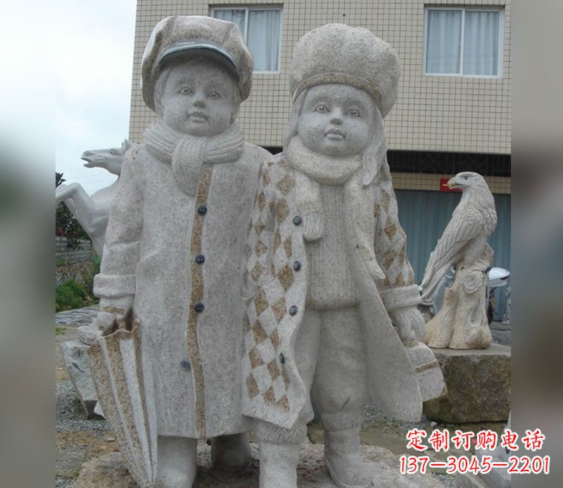 成都公园情侣人物石雕