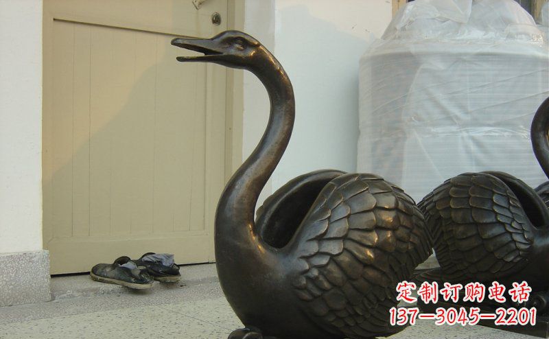 成都绝美铜板雕刻天鹅雕塑