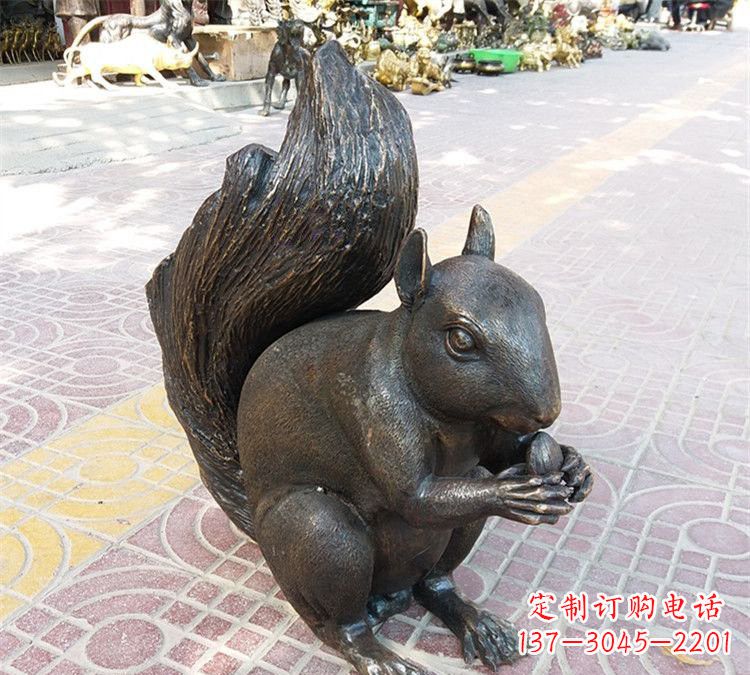 成都令人惊叹的松鼠铜雕塑