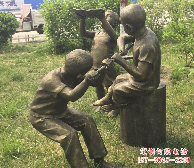 成都公园玩水的儿童铜雕