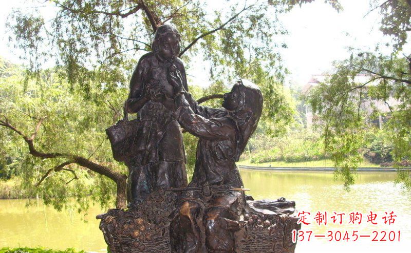 成都公园喂母亲吃荔枝的女孩小品铜雕