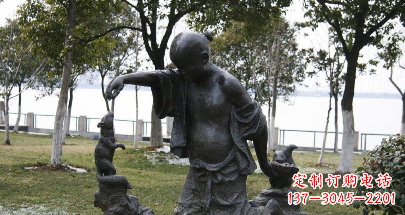 成都公园喂松鼠的小孩小品铜雕