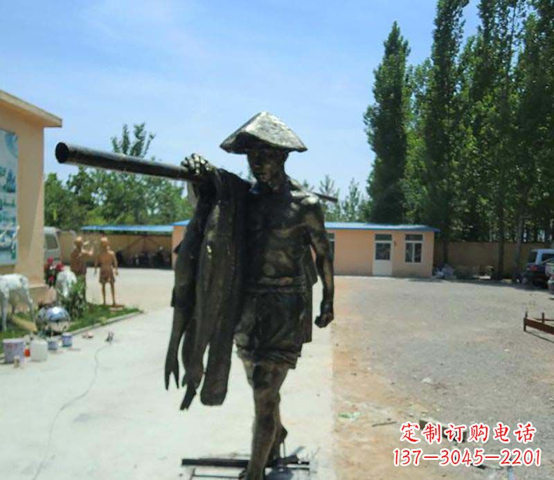 成都传承古老文化的渔民雕塑