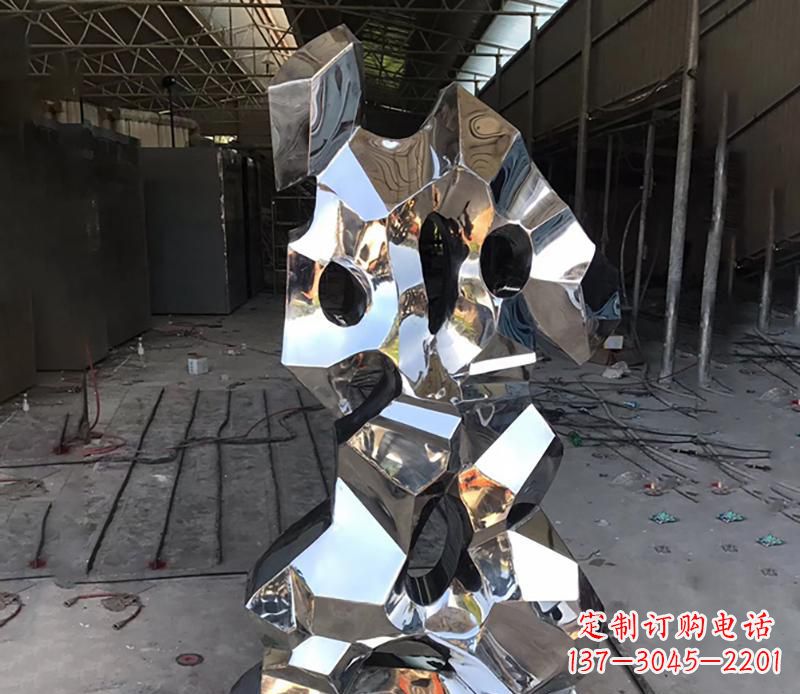 成都别具匠心的太湖石雕塑