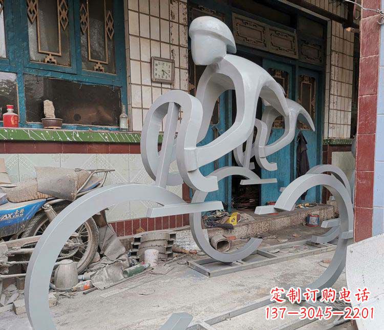 成都户外不锈钢骑自行车人物雕塑