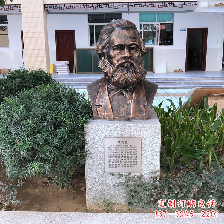 成都马克思铸铜头像雕塑，记录校园历史精彩