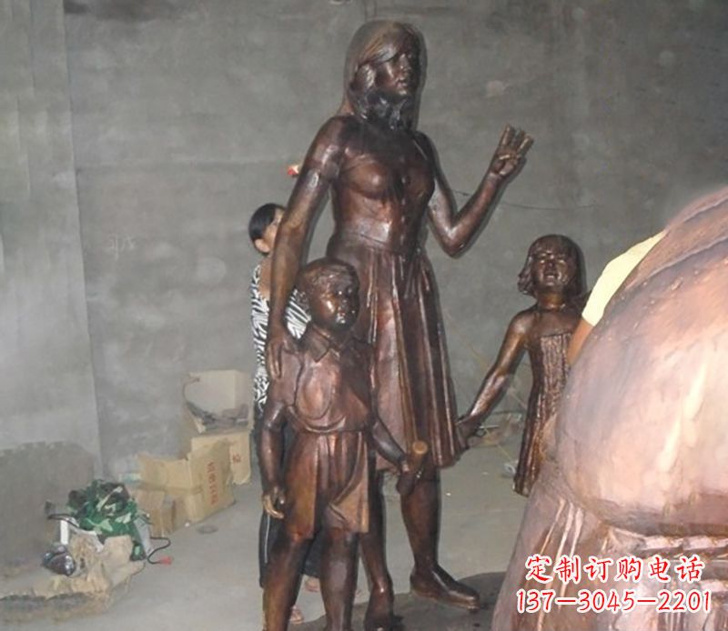 成都中领雕塑非常荣幸推出一款特别的母亲雕塑,…