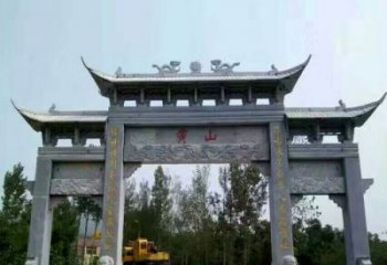 成都景区三门石雕牌楼，是一种典型的古典建筑风…