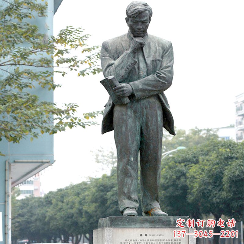 成都很多历史上著名的人物都有精美的雕塑来表彰…
