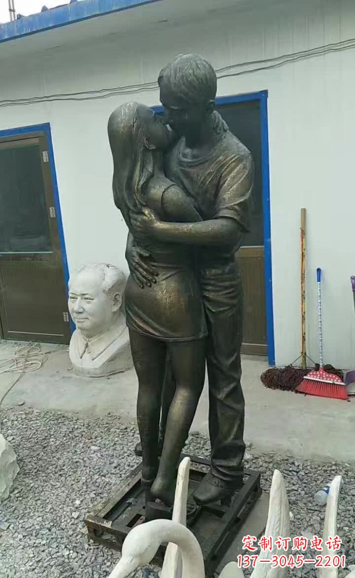 成都情侣亲吻铜雕