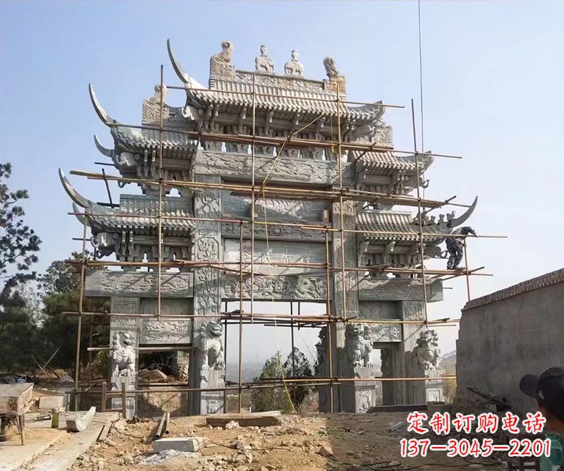 成都石牌坊外东侧的龙凤雕塑