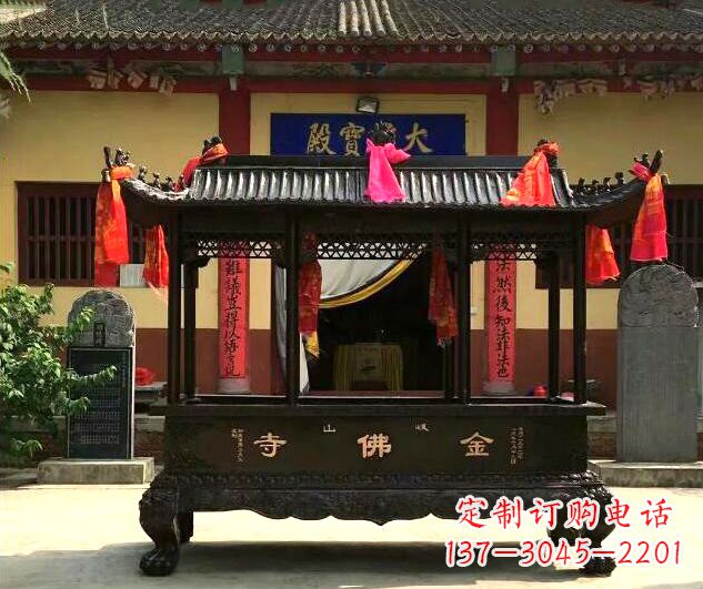 成都双兽头三足雕花铜香炉