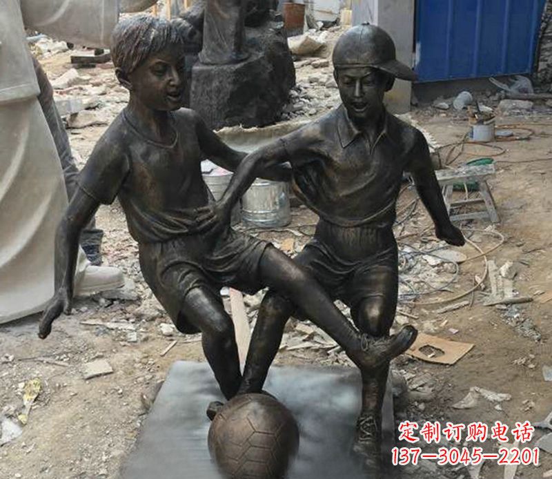 成都踢足球公园人物铜雕