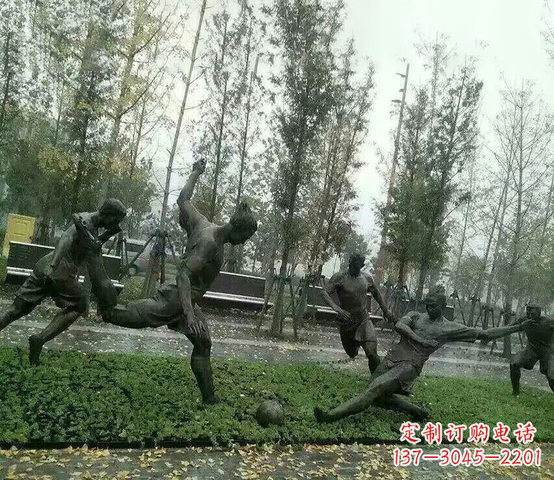 成都踢足球公园运动人物铜雕