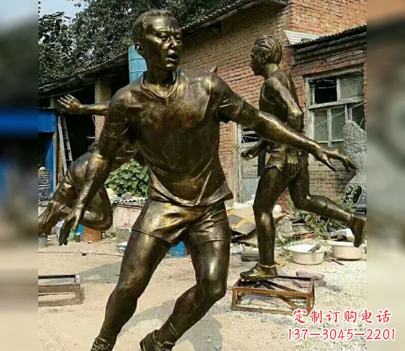 成都踢足球广场人物铜雕