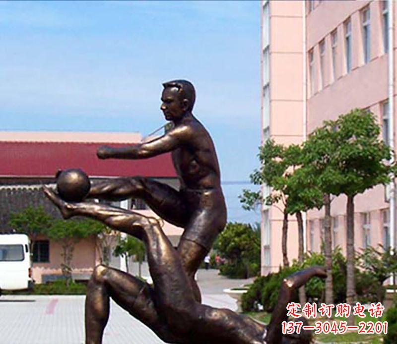 成都踢足球人物广场小品铜雕