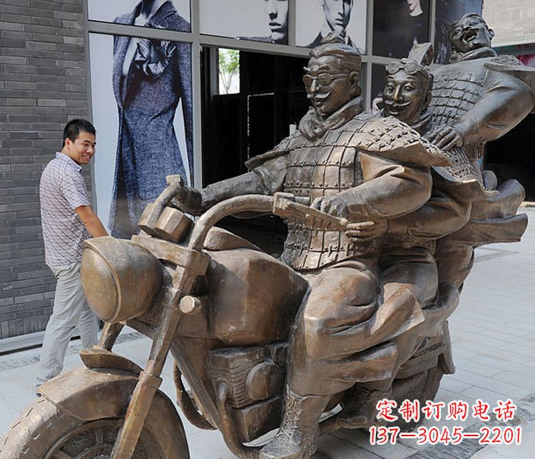 成都铜雕街头骑摩托人物雕塑