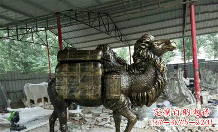 成都拖行李的骆驼动物铜雕 (2)