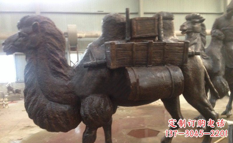 成都驮着东西的骆驼公园动物铜雕