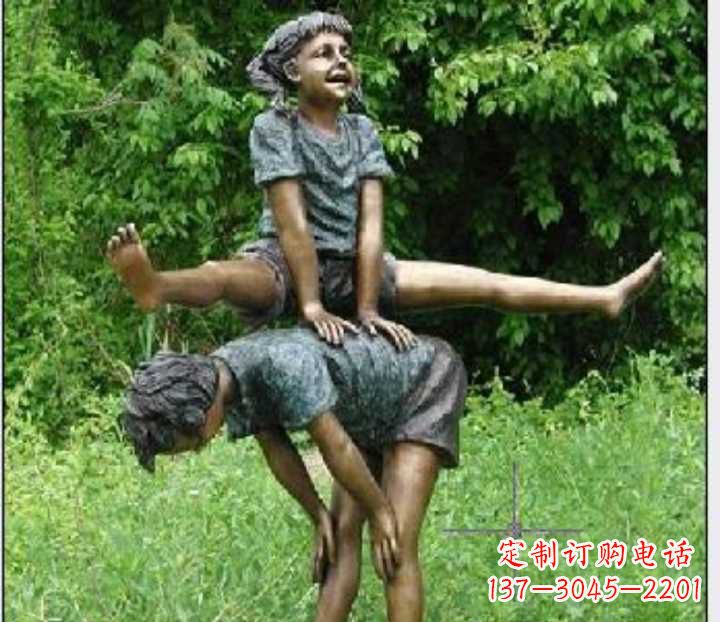 成都玩跳山羊的儿童铜雕