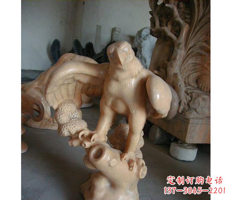 成都晚霞红老鹰石雕