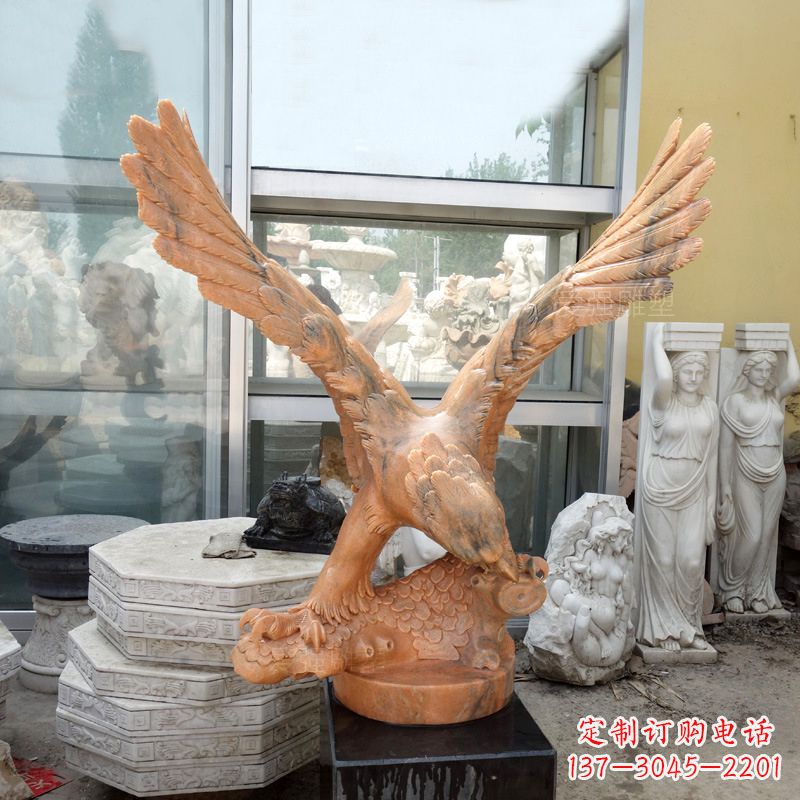 成都晚霞红老鹰石雕塑