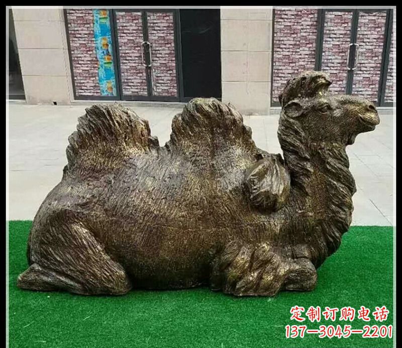 成都卧在草地的骆驼铜雕