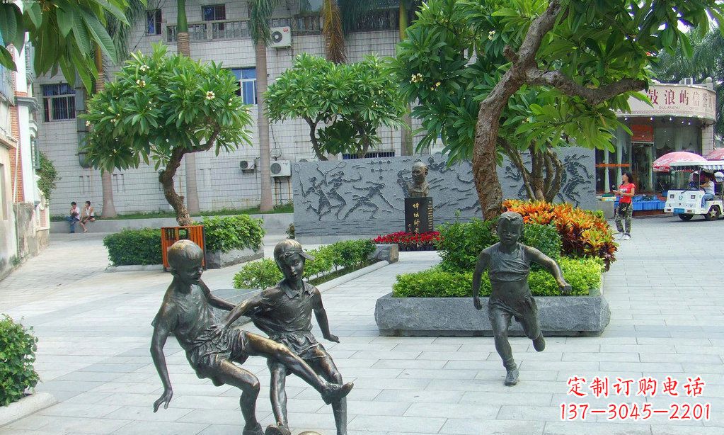成都小孩踢足球铜雕